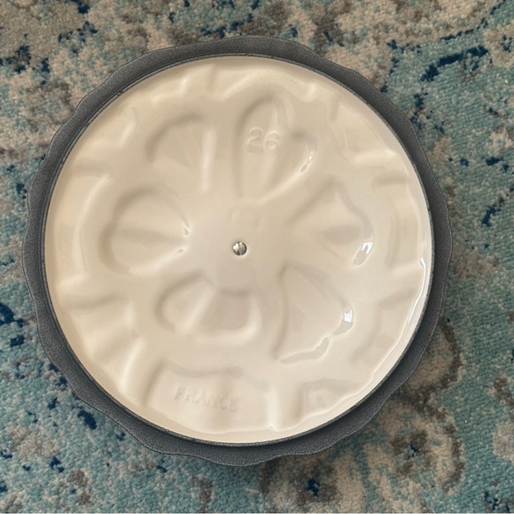 NWT beautiful 2.25qt 26cm petal braiser in Shallot. - Picture 6 of 11